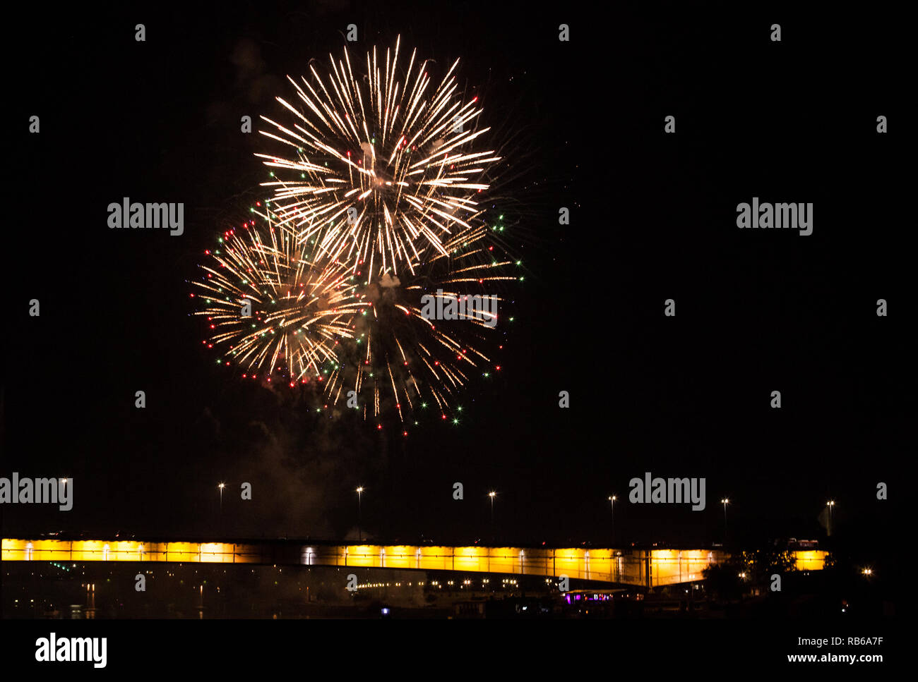 Feuerwerk über der Brücke am Nachthimmel. Stockfoto