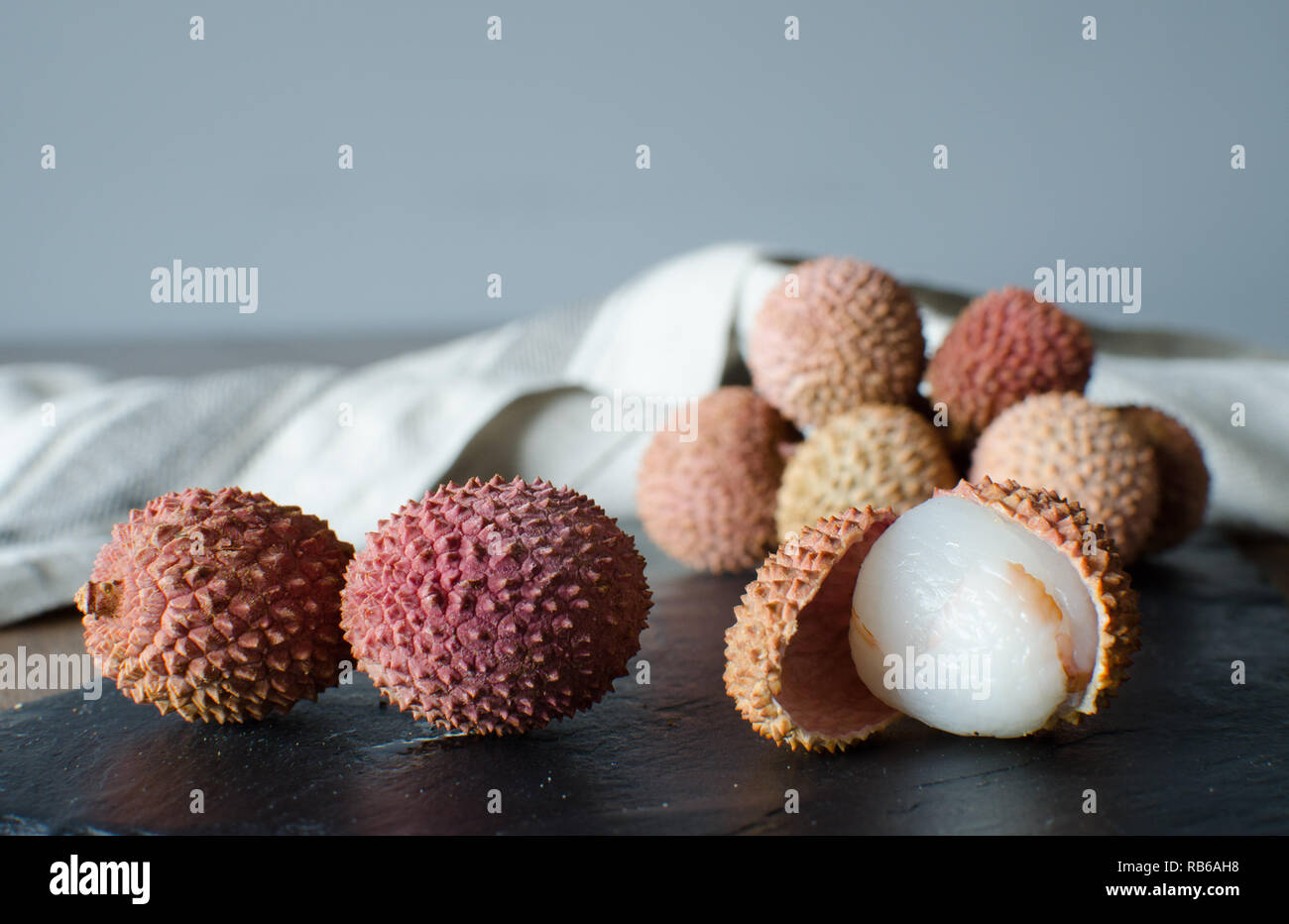 Litschi, lichee, Lychee, oder lichi, Litchi chinensis auf schwarzen Stein Hintergrund Stockfoto