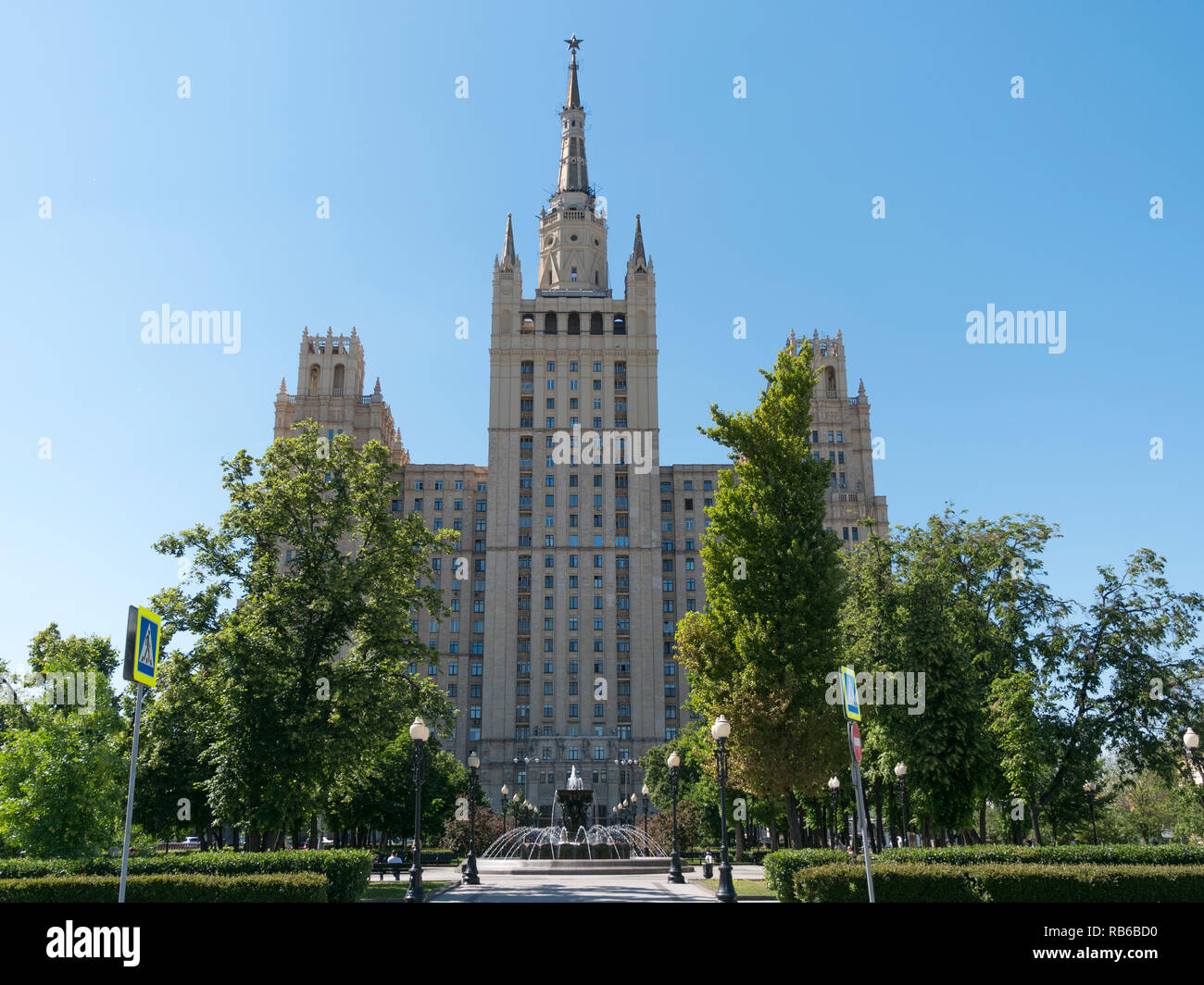 Angesichts der hohen - Stalins berühmte Skyscraper auf Kudrinskaya Square, Moskau, Russland steigen Stockfoto