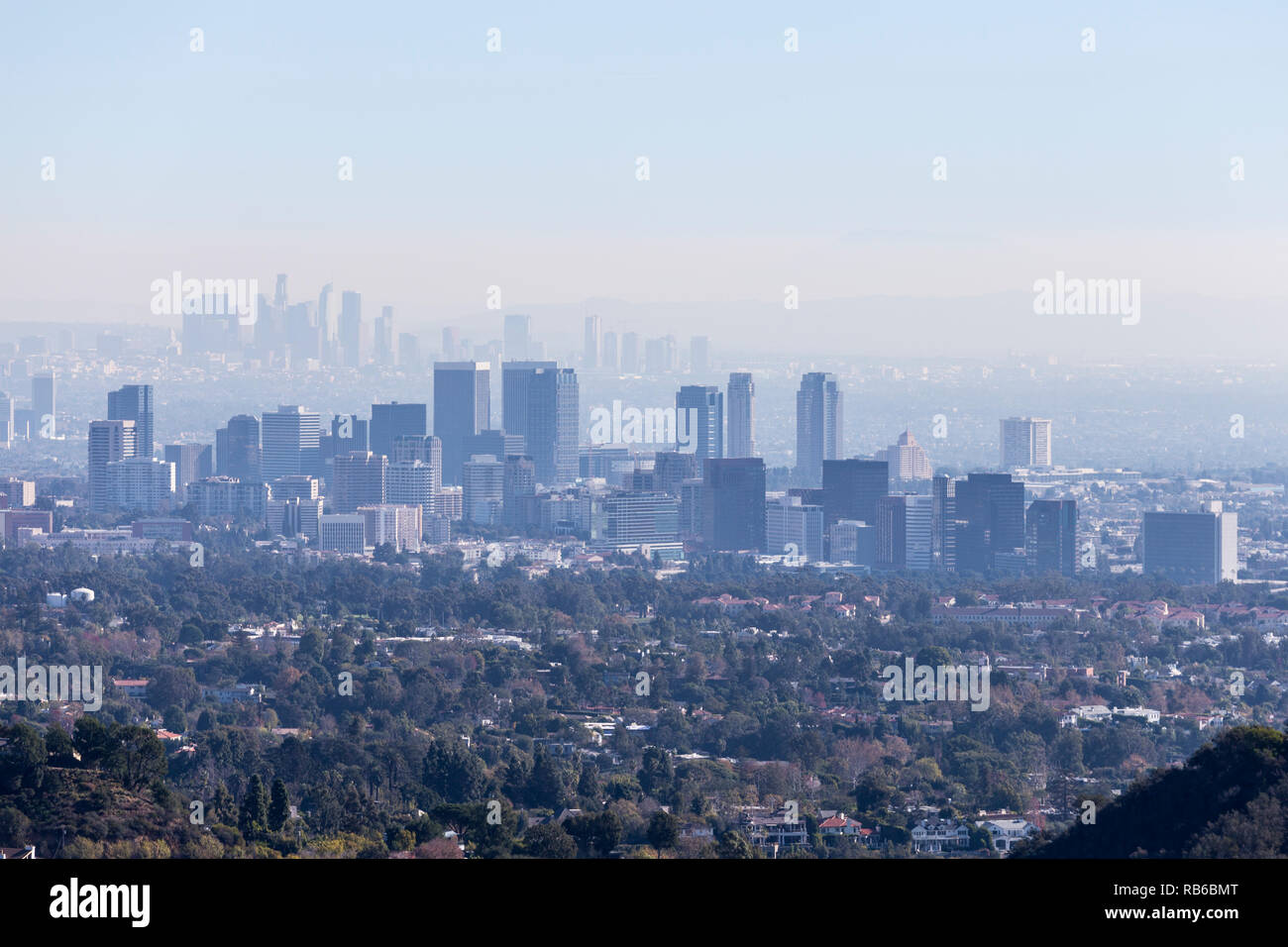 Smoggy morgen Stadtbild Blick Richtung Century City und der Innenstadt von Los Angeles von Wanderweg in den Santa Monica Mountains. Stockfoto