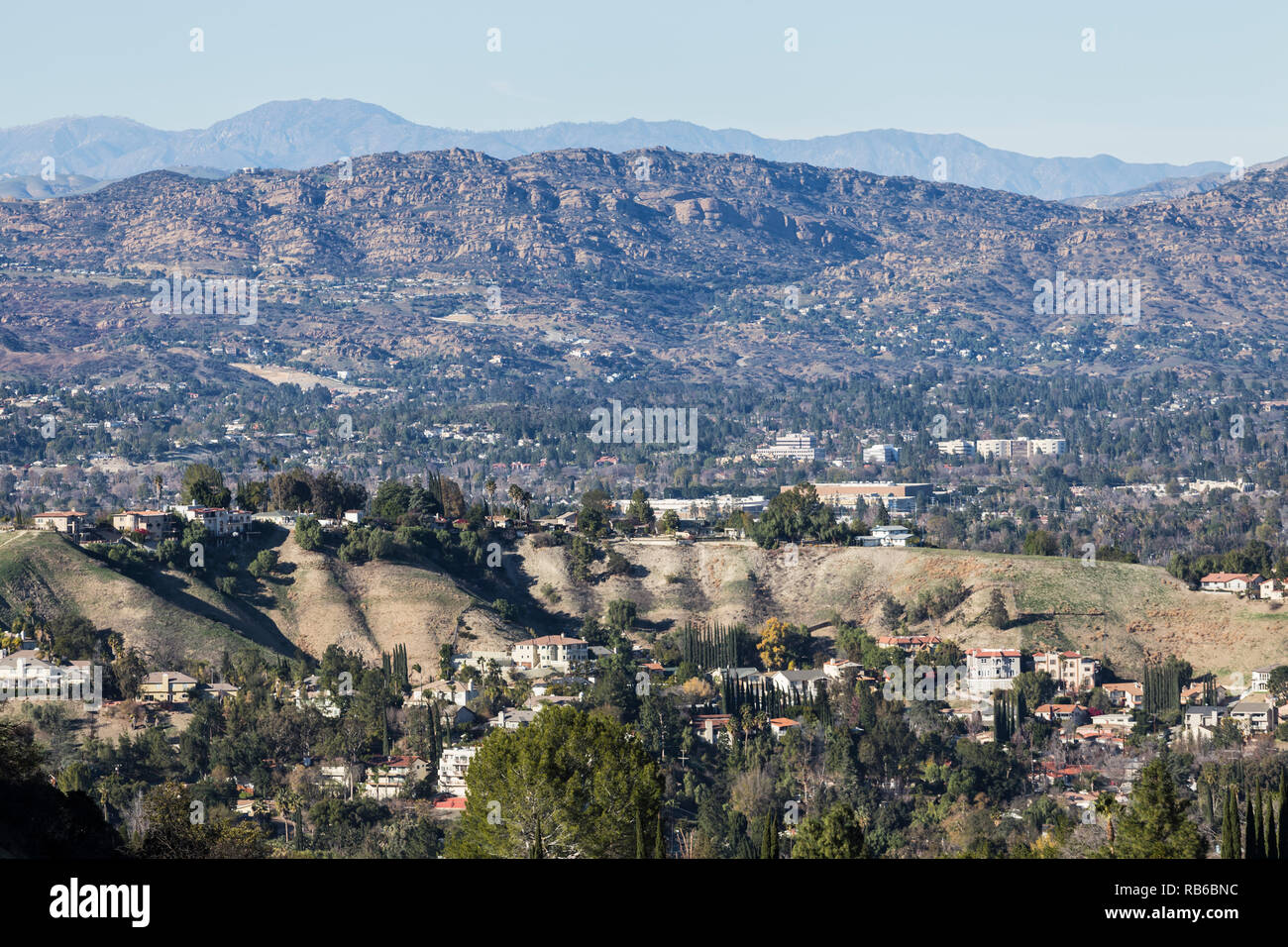 Klare Sicht auf Woodland Hills, West Hills, San Fernando Valley und die Santa Susana Mountains in Los Angeles, Kalifornien. Stockfoto