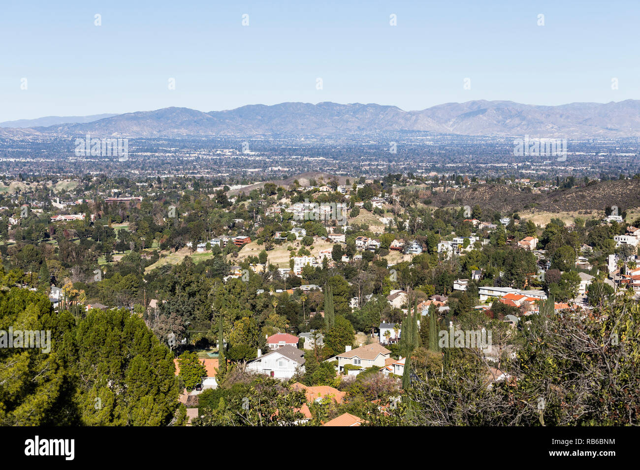Klare Sicht von Woodland Hills über das San Fernando Valley zu Porter Ranch und die Santa Susana Mountains in Los Angeles, Kalifornien. Stockfoto