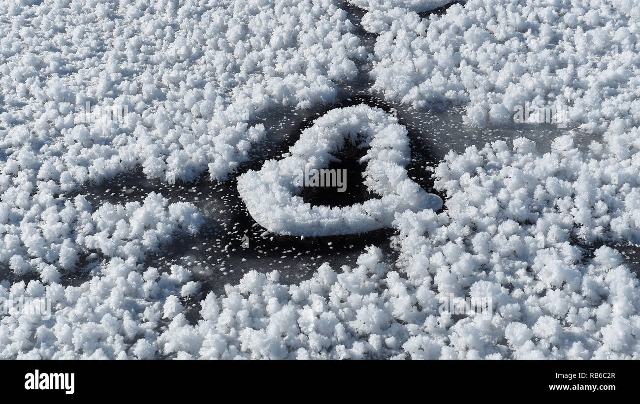 Herzförmige frost Blumen auf gefrorenen Staffelsee Stockfoto