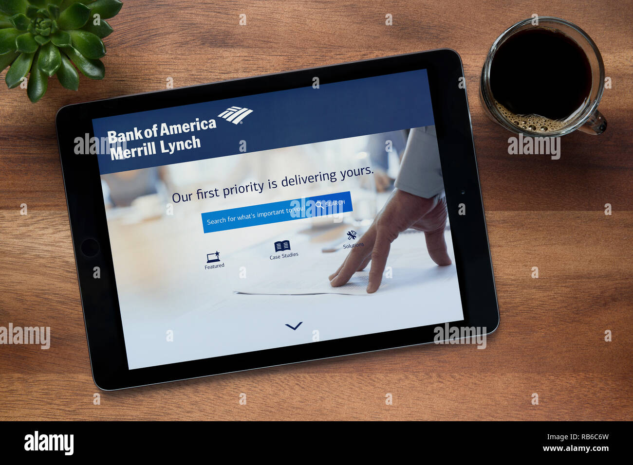 Auf der Website der Bank of America Merrill Lynch wird gesehen, auf einem iPad Tablet ruht auf einem Holztisch (nur redaktionelle Nutzung). Stockfoto