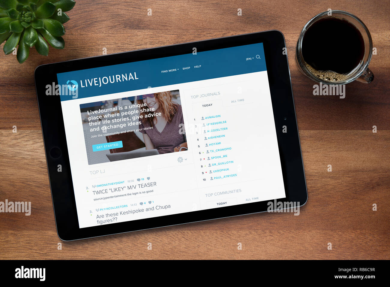 Die Website von LiveJournal ist auf einem iPad Tablet gesehen, auf einer hölzernen Tisch zusammen mit einem Espresso und einem Haus Anlage (nur redaktionelle Nutzung). Stockfoto