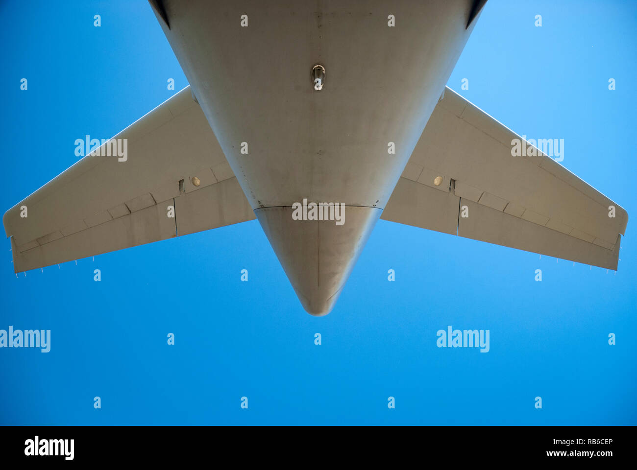 Suche gerade nach oben, um den Schwanz Montage eines modernen militärischen Jet Frachtflugzeug, symmetrisch vor blauem Himmel Stockfoto