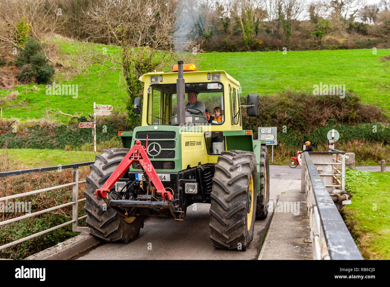 Mercedes MB Trac 1500 Traktor über eine Brücke während einer Liebe Traktor laufen in Glandore, West Cork, Irland. Stockfoto
