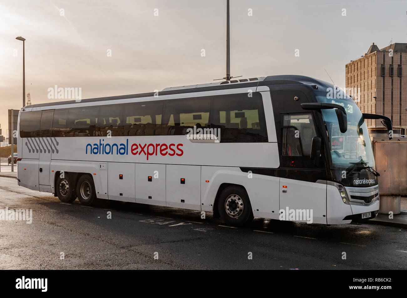 National Express Coach bei Blackpool Coach Station in Richtung Plymouth, Großbritannien mit kopieren. Stockfoto