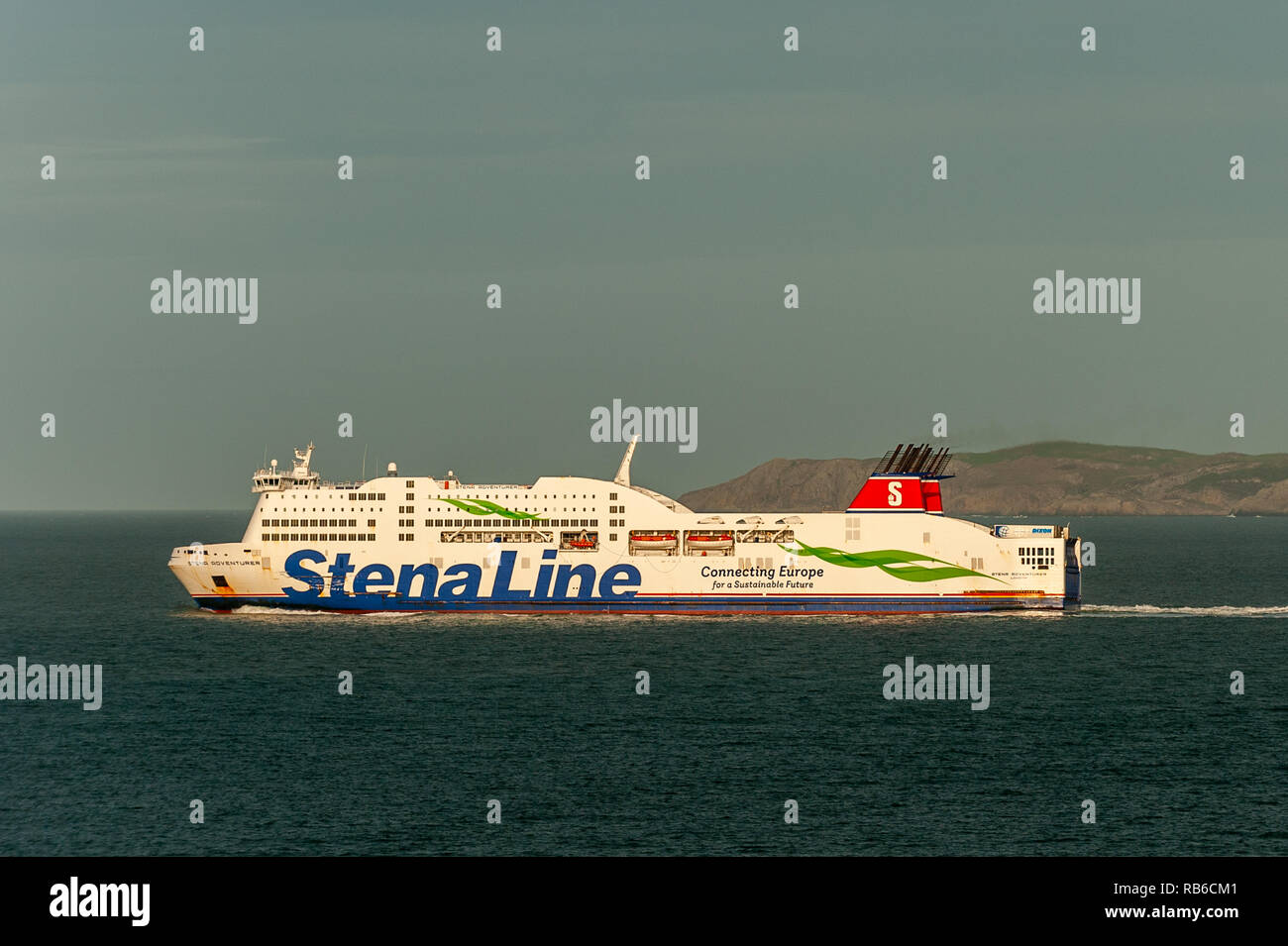 Stena Line Fähre tena Abenteurer' fährt Holyhead Fährhafen Richtung Dublin, Irland mit kopieren. Stockfoto