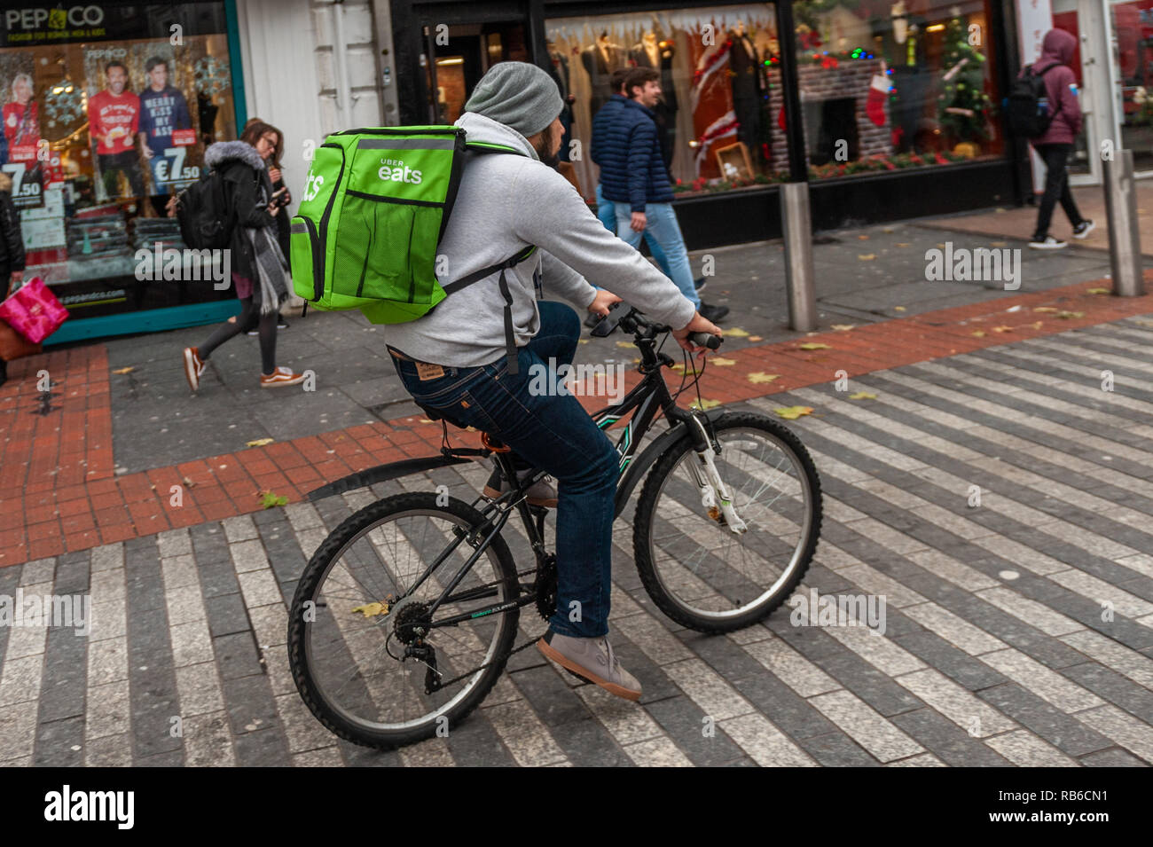 Uber isst Fahrrad Kurier Lieferung von Nahrung in Cork, Irland. Stockfoto