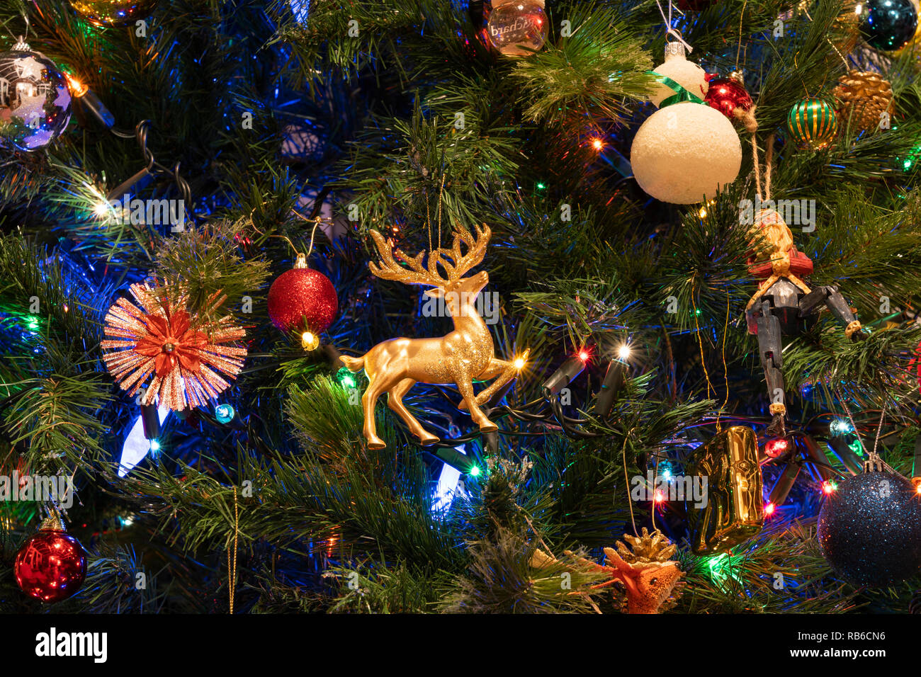 Eine Nahaufnahme von Dekorationen und Lichterketten am Weihnachtsbaum in England Stockfoto