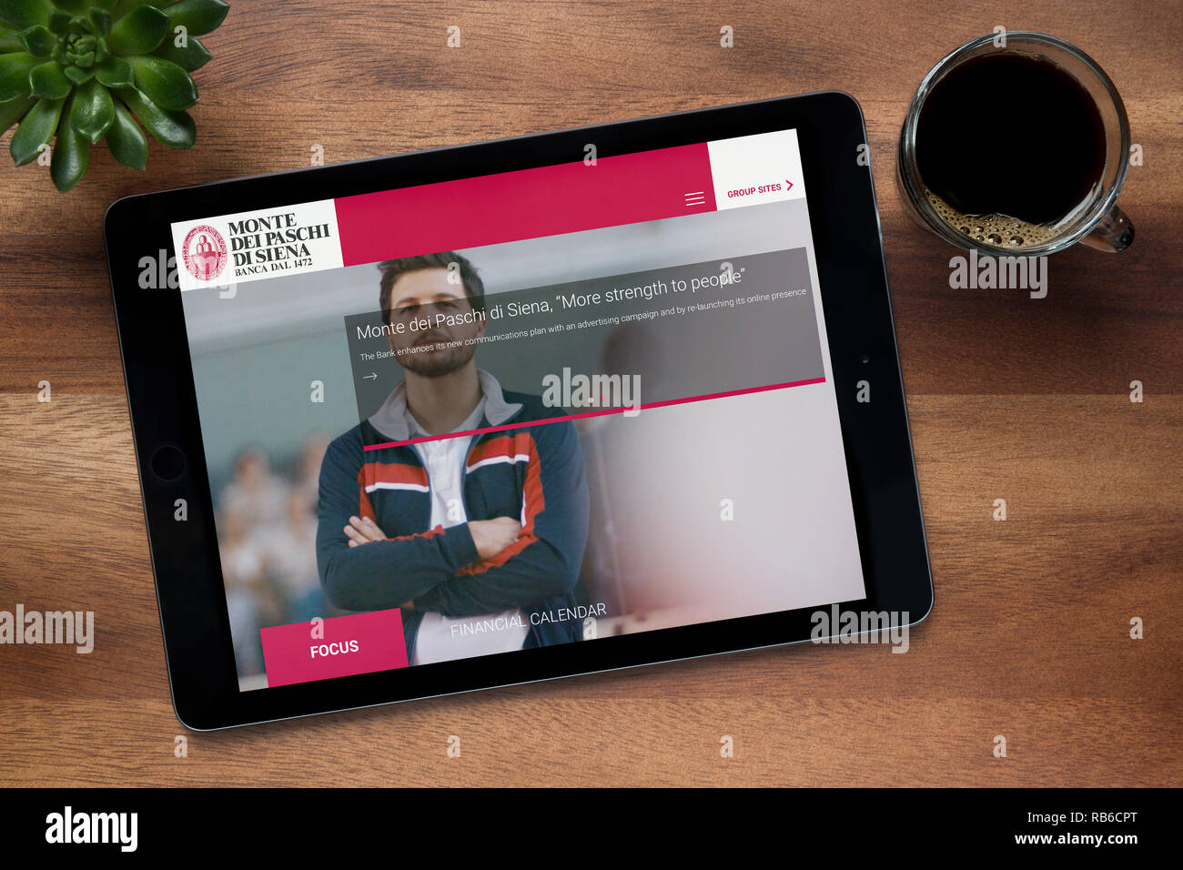Die Website von Monte dei Paschi Di Siena Banca gesehen auf einem iPad Tablet ruht auf einem Holztisch (nur redaktionelle Nutzung). Stockfoto