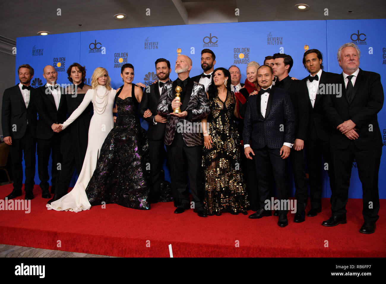 Für die Besten TV-Serie oder Motion Picture Made for Television, der Golden Globe ist" ausgezeichnet Die Ermordung von Gianni Versace: American Crime Story' (FX Networks). Tom Rob Smith, Dan Minahan, Cody Farn, Judith Light, Penelope Cruz, Edgar Ramirez, Ryan Murphy, Ricky Martin, Alexis Martin Woodall, Lou Eyrich, Jon Jon Briones, Finn Wittrock, Brad Falchuk und Larry Karaszewski pose mit der Auszeichnung backstage in der Presse Zimmer auf der 76. jährlichen Golden Globe Awards im Beverly Hilton in Beverly Hills, CA am Sonntag, 6. Januar 2019. Stockfoto
