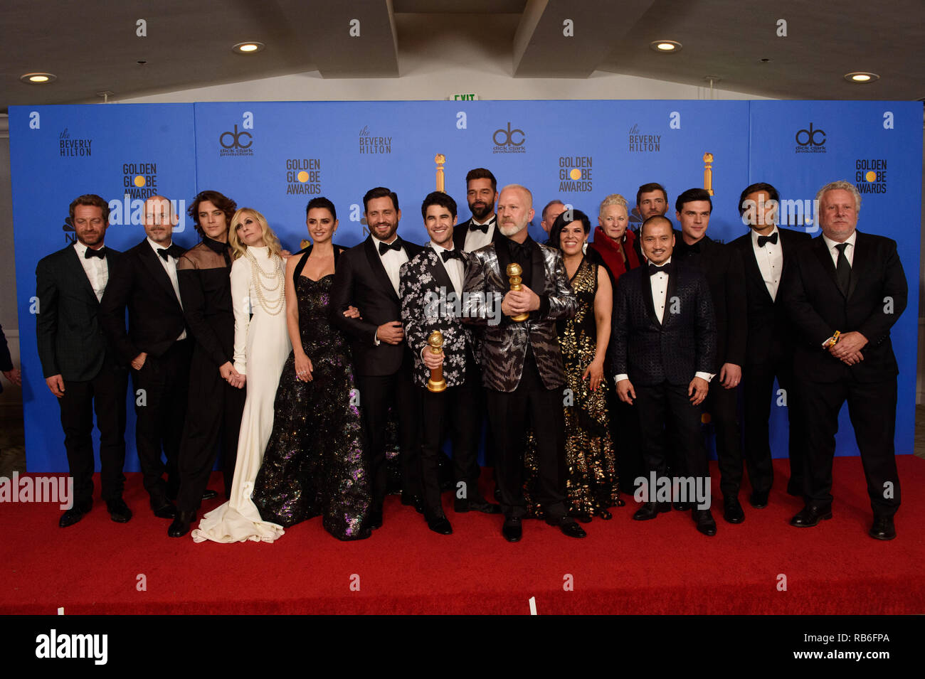 Nach dem Gewinn des Golden Globe für den besten TELEVISION LIMITED SERIE ODER MOTION PICTURE MADE FOR TELEVISION für "Die Ermordung von Gianni Versace: American Crime Story' (FX Networks), Tom Rob Smith, Daniel Minahan, Cody Farn, Judith Light, Penelope Cruz, Edgar Ramirez, Darren Criss, Ricky Martin, Ryan Murphy, Alexis Martin Wodall, Lou Eyrich, Jon Jon Briones, Finn Wittrock, Brad Falchuk, und Larry Karaszewski pose mit der Auszeichnung backstage in der Presse Zimmer auf der 76. jährlichen Golden Globe Awards im Beverly Hilton in Beverly Hills, CA am Sonntag, 6. Januar 2019. Stockfoto