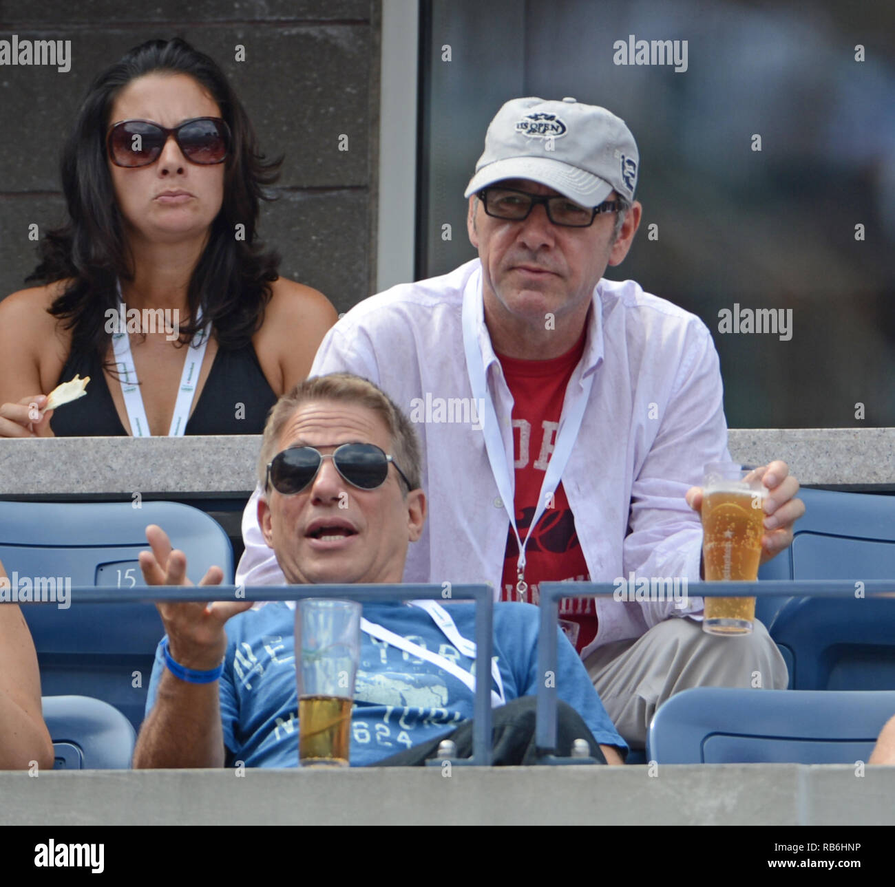 NEW YORK, NY-SEPTEMBER 02: Schauspieler Kevin Spacey (oben) und Tony Danza (unten) besuchen Tag Sieben der 2012 US Open an USTA Billie Jean King National Tennis Center am 2. September 2012 in der Nähe der Queens Borough von New York City. Personen: Kevin Spacey Tony Danza Stockfoto