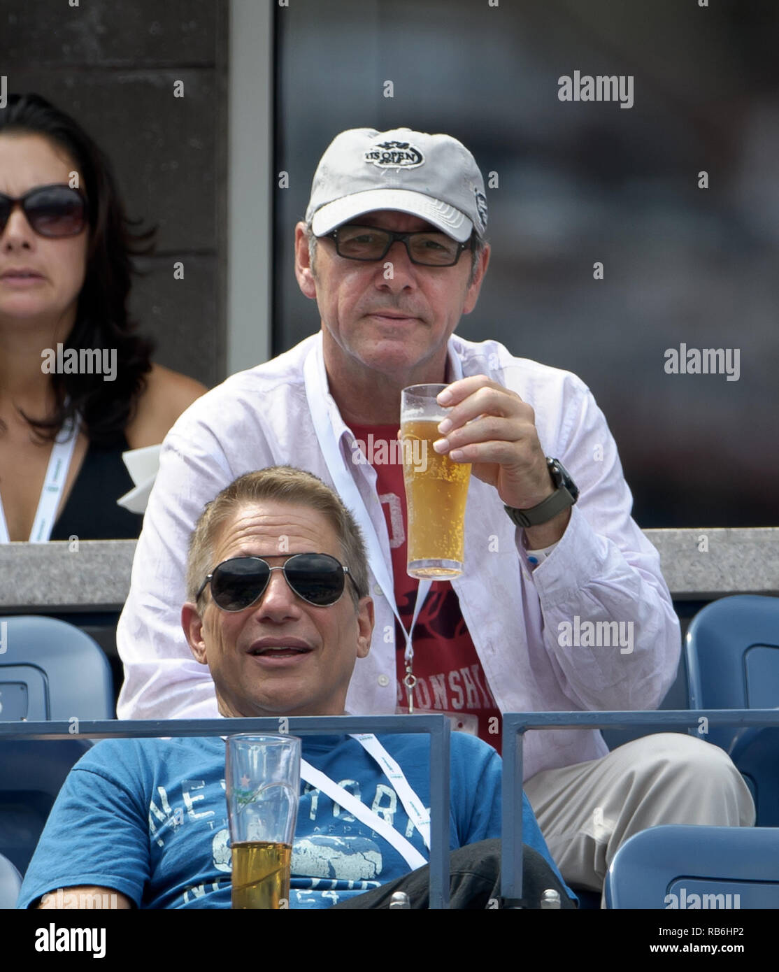 NEW YORK, NY-SEPTEMBER 02: Schauspieler Kevin Spacey (oben) und Tony Danza (unten) besuchen Tag Sieben der 2012 US Open an USTA Billie Jean King National Tennis Center am 2. September 2012 in der Nähe der Queens Borough von New York City. Personen: Kevin Spacey Tony Danza Stockfoto