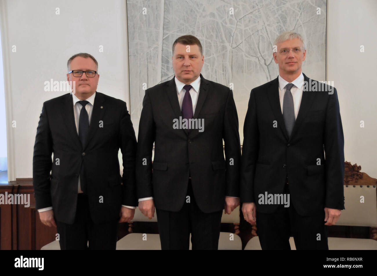 Riga, Lettland. 7 Jan, 2019. Die lettische Präsidentin Raimonds VEJONIS (C) und der Kandidat für das Amt des Premierministers Krisjanis Karins (R) posieren für Fotos in Riga, Lettland, auf dem 7. Januar 2019. Raimonds VEJONIS am Montag bat Krisjanis Karins, Mitglied des Europäischen Parlaments von der Mitte-rechts-Partei, neue Einheit nächste Regierung des baltischen Landes zu bilden. Credit: Janis/Xinhua/Alamy leben Nachrichten Stockfoto