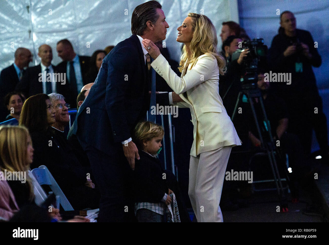 Sacramento, CA, USA. 7 Jan, 2019. Gouverneur Gavin Newsom und erster Partner Jennifer Siebel Newsom kiss nach Ihrer Rede bei der Einweihung in der Landeshauptstadt am Montag, 7. Januar 2019 in Sacramento. Credit: Paul Kitagaki jr./ZUMA Draht/Alamy leben Nachrichten Stockfoto