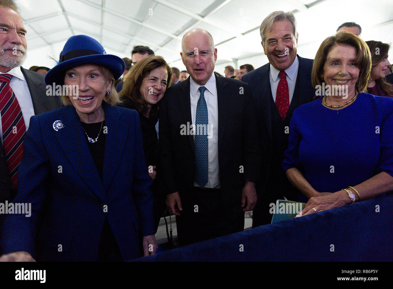 Sacramento, CA, USA. 7 Jan, 2019. Der ehemalige Gouverneur Arnold Schwarzenegger, Charlotte Schultz, ehemalige First Lady Anne Gust, ehemaliger Gouverneur Jerry Brown, Paul Pelosi und Sprecher des Repräsentantenhauses Nancy Pelosi während der Einweihung an der Landeshauptstadt am Montag, 7. Januar 2019 in Sacramento. Credit: Paul Kitagaki jr./ZUMA Draht/Alamy leben Nachrichten Stockfoto