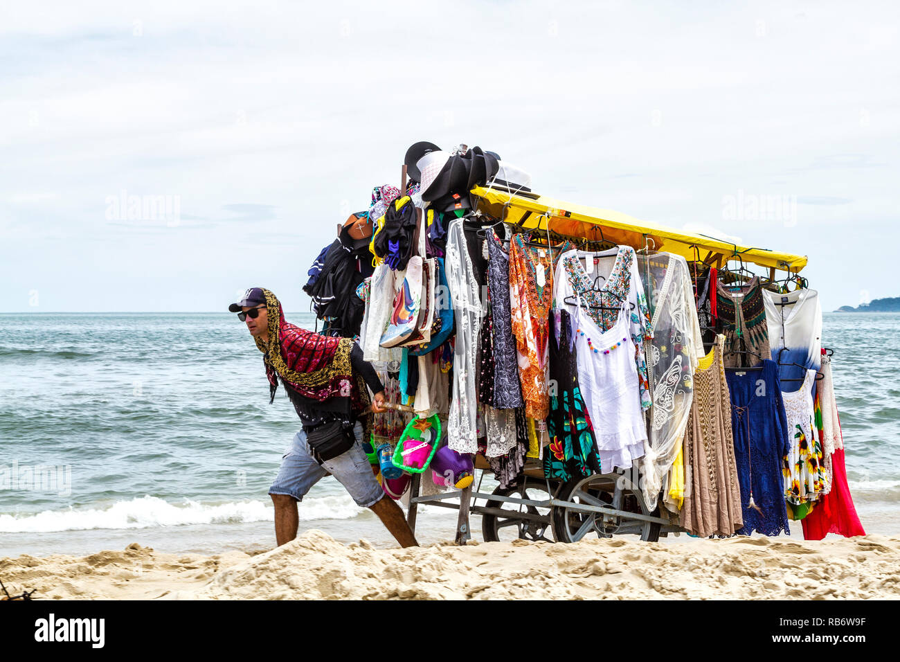 Ein Anbieter auf den Azoren Strand in Florianopolis, Santa Catarina, Brasilien gesehen. Stockfoto