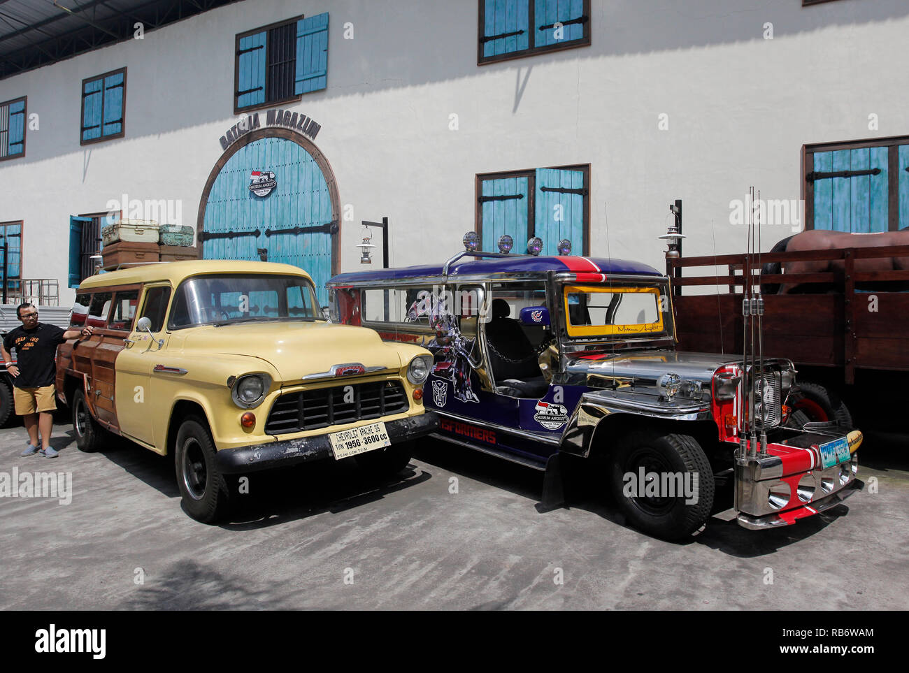 Ein Besucher gesehen steht neben einer Sammlung von Chevrolet Apache 36 (1956) aus dem Museum Angkut (Museum für Verkehr). Dieses Museum hat Tausende von Sammlungen von Fahrzeugen aus verschiedenen Epochen. Stockfoto