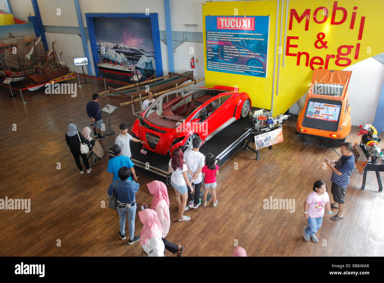 Eine Anzahl von Besuchern gesehen unter Beachtung der Tucuxi Elektroauto, das von mehreren Jahren Absturz an der Angkut Museum (Museum für Verkehr) beschädigt wurde. Dieses Museum hat Tausende von Sammlungen von Fahrzeugen verschiedener. Stockfoto