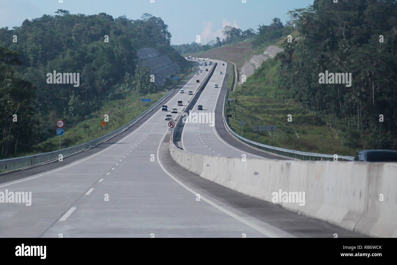 Fahrzeuge gesehen werden, die durch den Salatiga Toll Road, Central Java. Nach der Abgabe Straße zuständige Behörde (BPJT), der Trans Java Abgabe Straße hat eine Länge von 736.59 Kilometer (km). Stockfoto