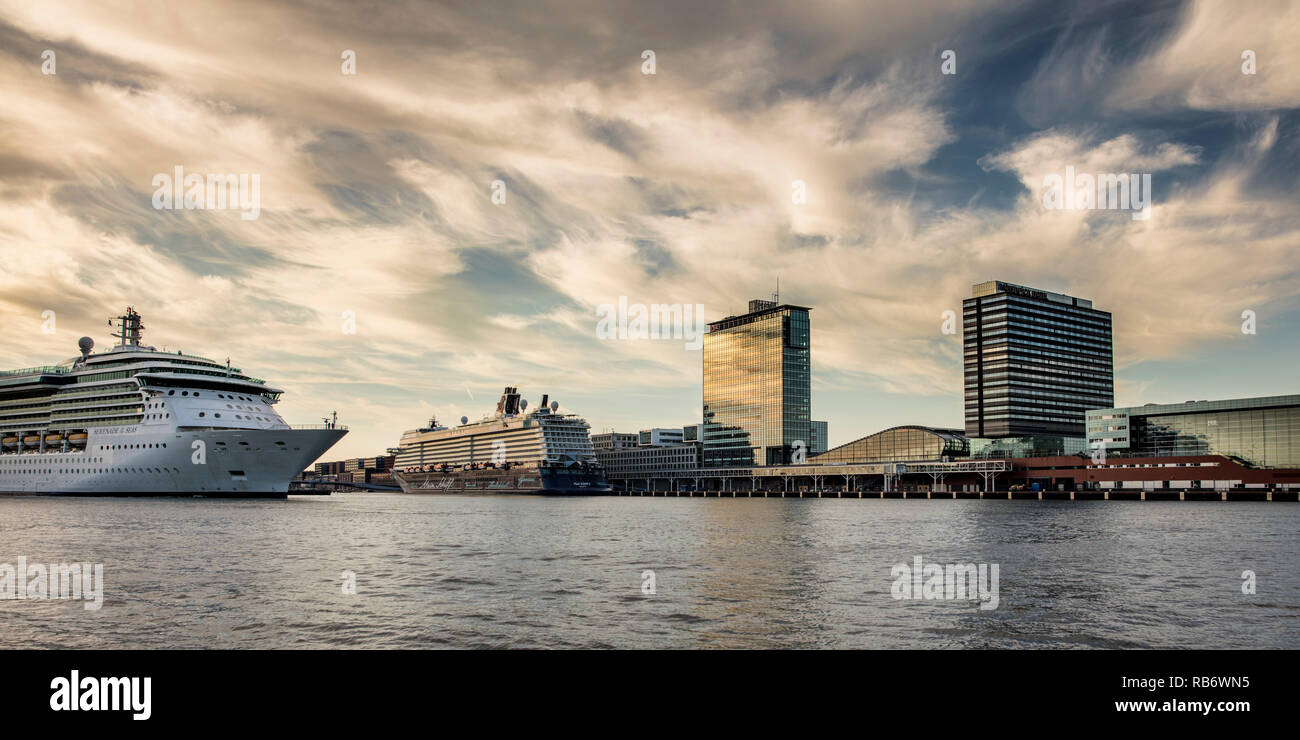 Amsterdam Passagiere Terminal für Kreuzfahrtschiffe. Kreuzfahrtschiff Mein Schiff 4. Kreuzfahrtschiff Serenade des Meeres die ankommen. Amsterdam, den Netherlan Stockfoto