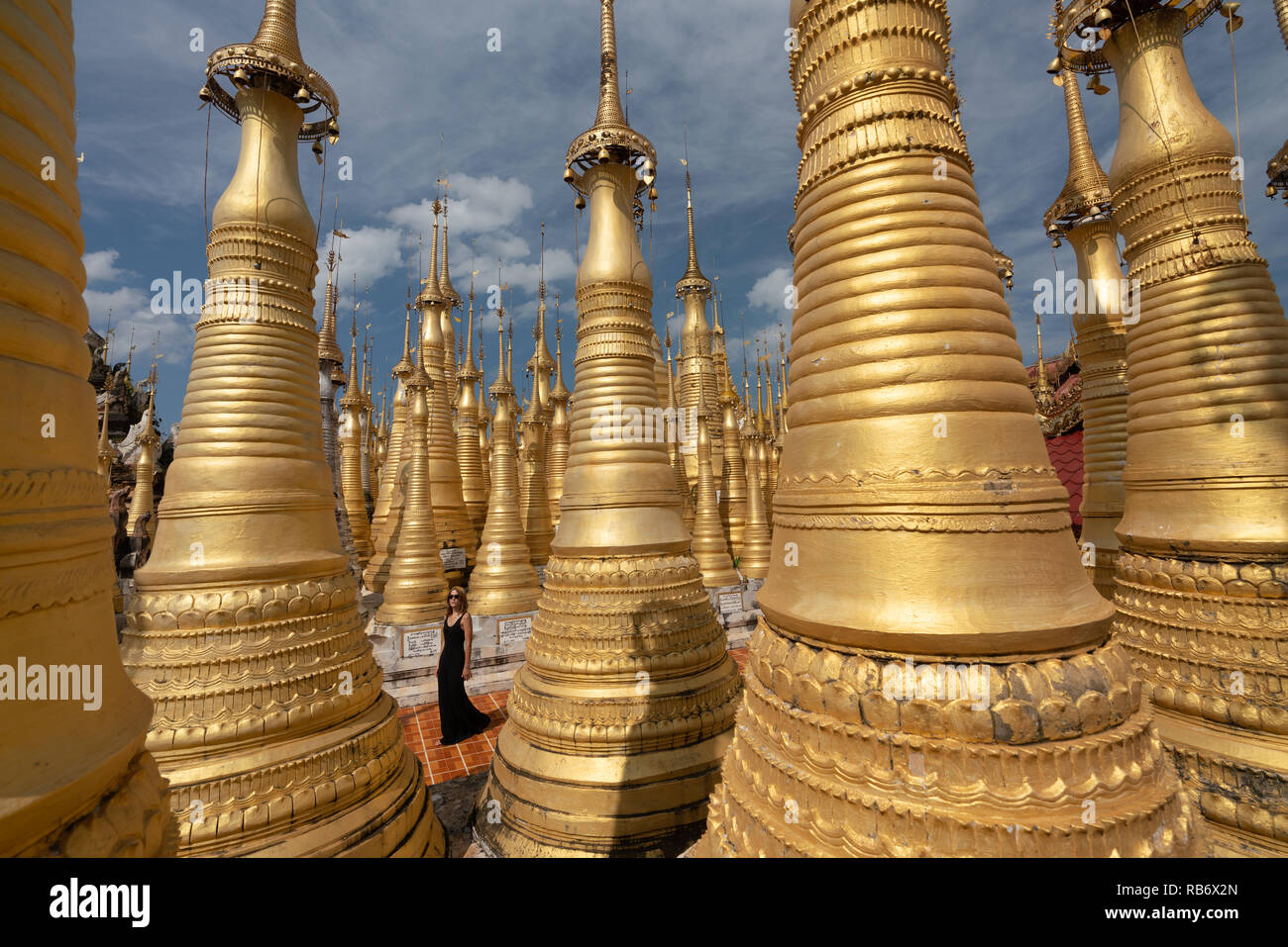 Inn Dein Pagode, mit einem Mädchen zu Fuß, Inle Lake, Myanmar Stockfoto