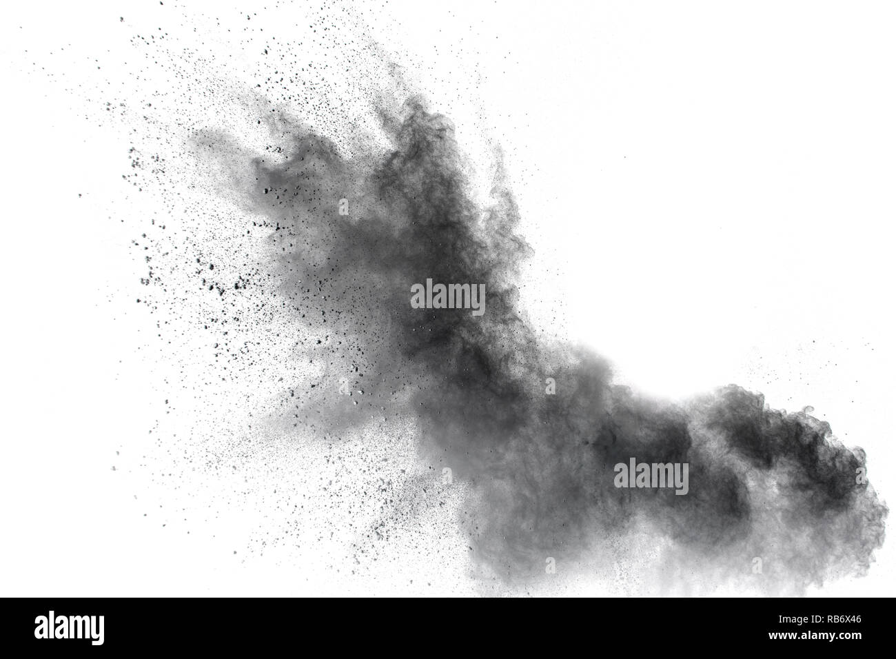 Schwarzes Pulver Explosion gegen den weißen Hintergrund. Holzkohle exhaie Staubpartikel in der Luft. Stockfoto