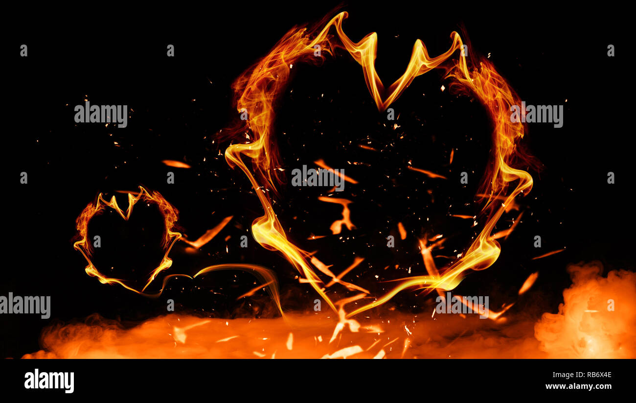 Feuer Herz. Feuer Partikel Glut mit Rauch misty auf isolierten schwarzen Hintergrund. Herzen Form mit Kopie Raum Stockfoto