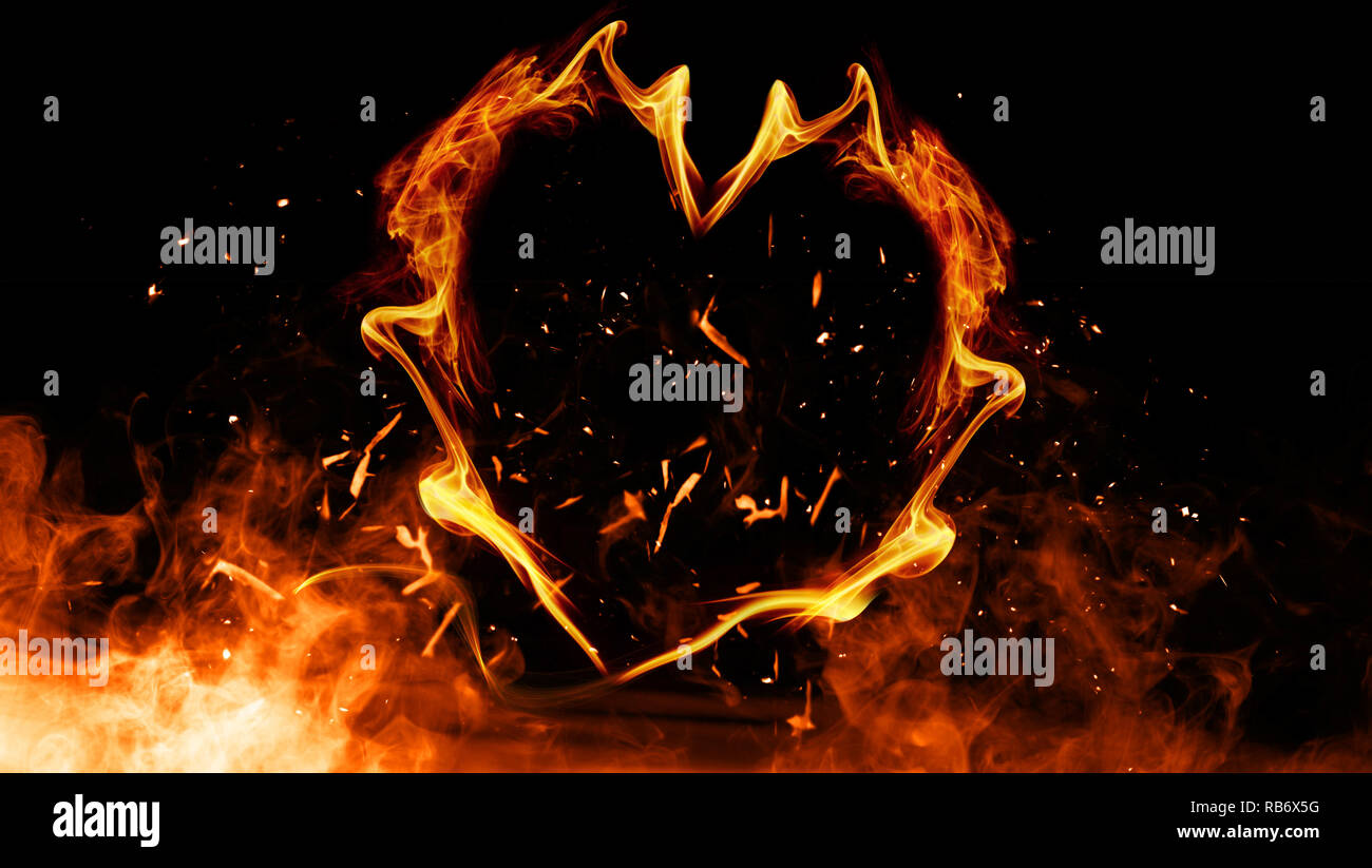 Feuer Herz. Feuer Partikel Glut mit Rauch misty auf isolierten schwarzen Hintergrund. Herzen Form mit Kopie Raum Stockfoto