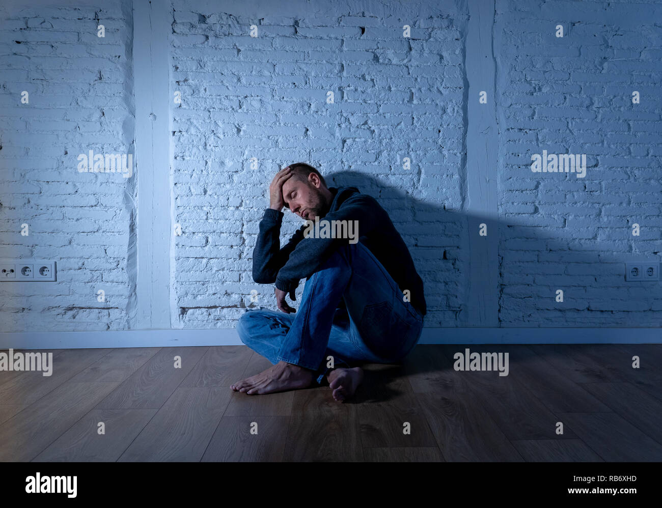 Junge verwüstet gedrückt Mann weinen traurige Gefühl verletzt leiden Depressionen in Traurigkeit emotionalen Schmerz und menschlichen Ausdruck Einsamkeit und Untröstlich Stockfoto