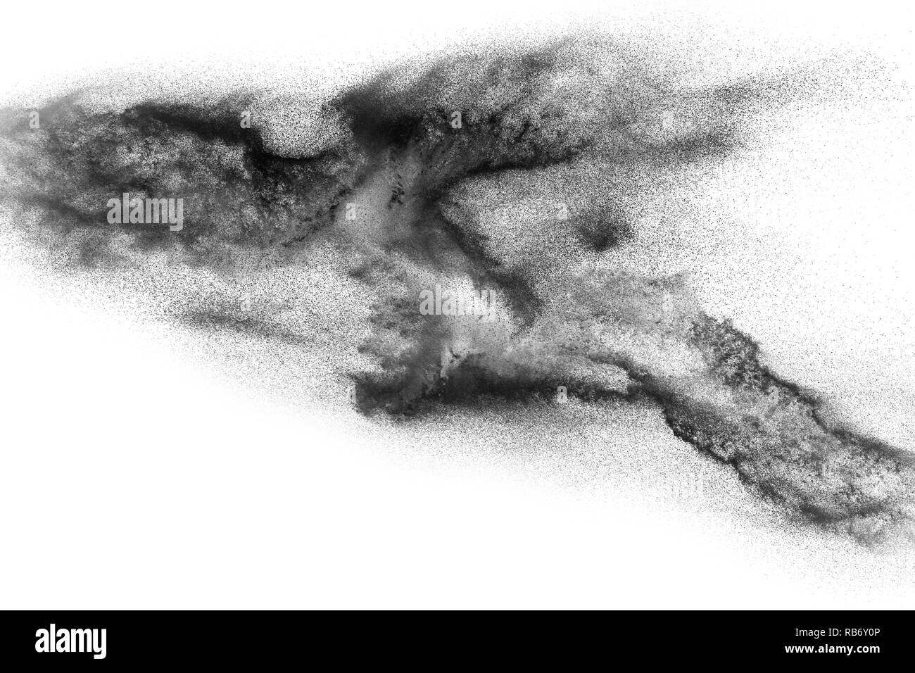 Schwarzes Pulver Explosion gegen den weißen Hintergrund. Holzkohle exhaie Staubpartikel in der Luft. Stockfoto