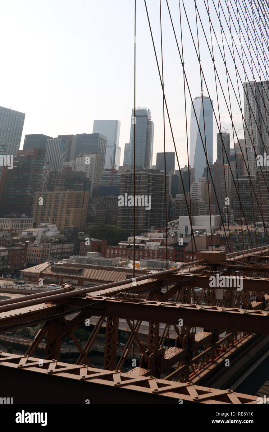 New York City Brooklyn Bridge in Manhattan closeup mit Wolkenkratzern und die Skyline der Stadt über den Hudson River Stockfoto