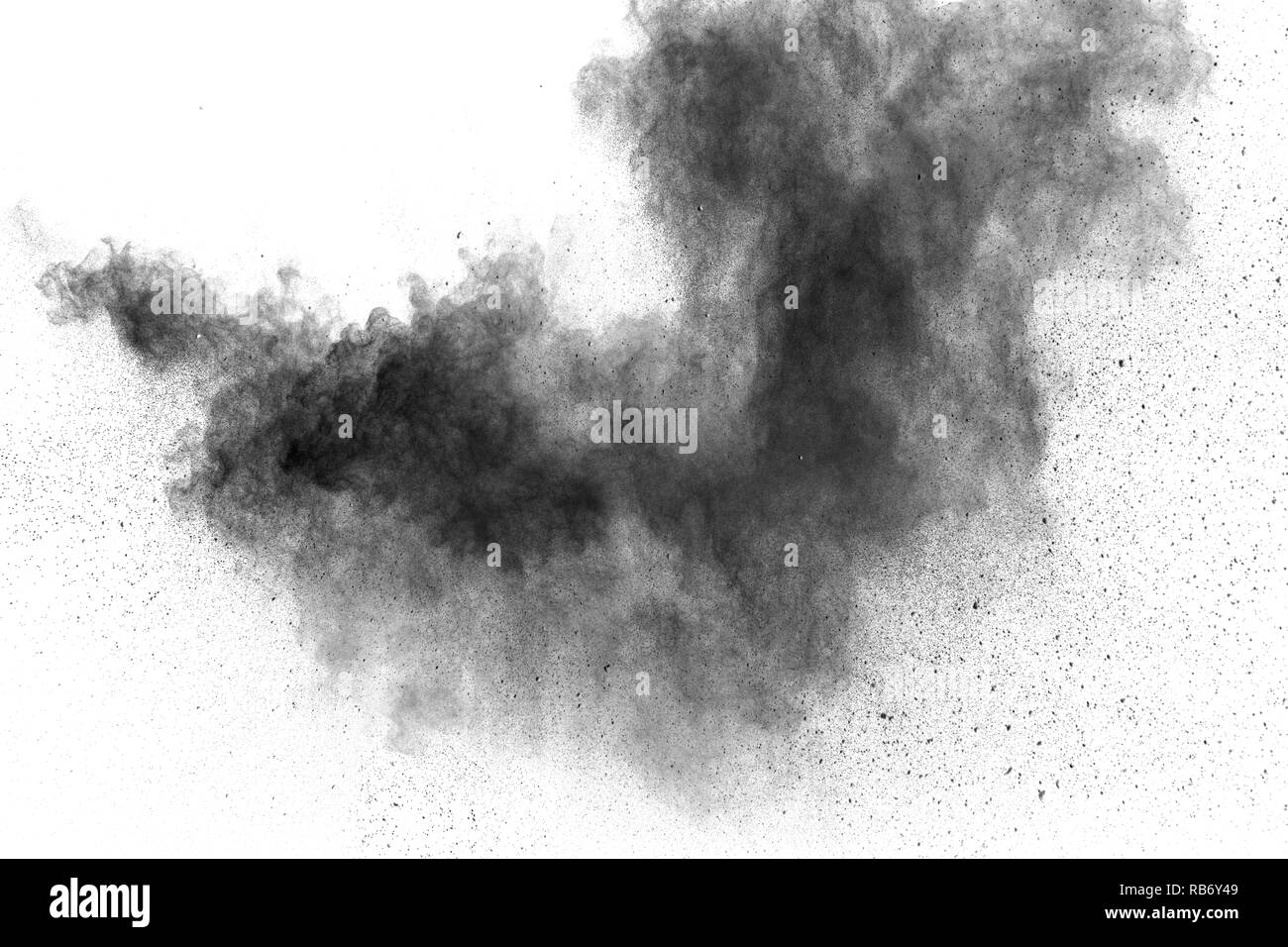 Schwarzes Pulver Explosion gegen den weißen Hintergrund. Holzkohle exhaie Staubpartikel in der Luft. Stockfoto
