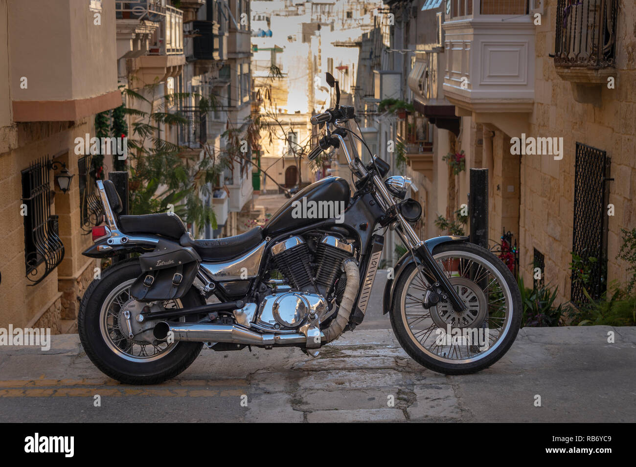 Suzuki Intruder Chopper Motorrad in einer Straße in Malta geparkt. Stockfoto
