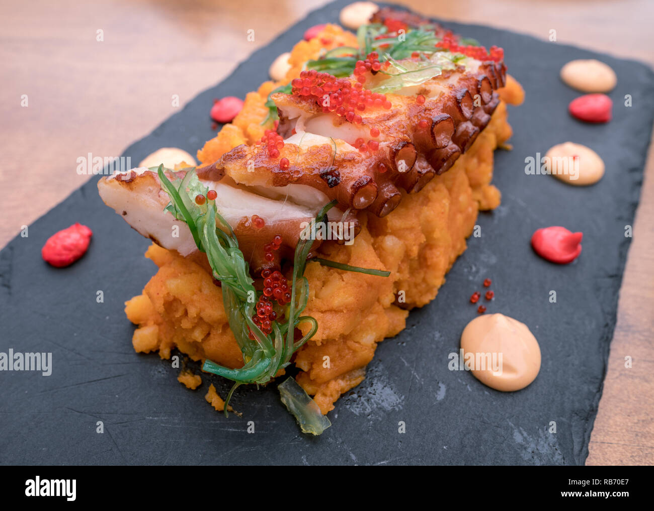 Octopus serviert in einem Restaurant von Jerez, Andalusien, Spanien Stockfoto