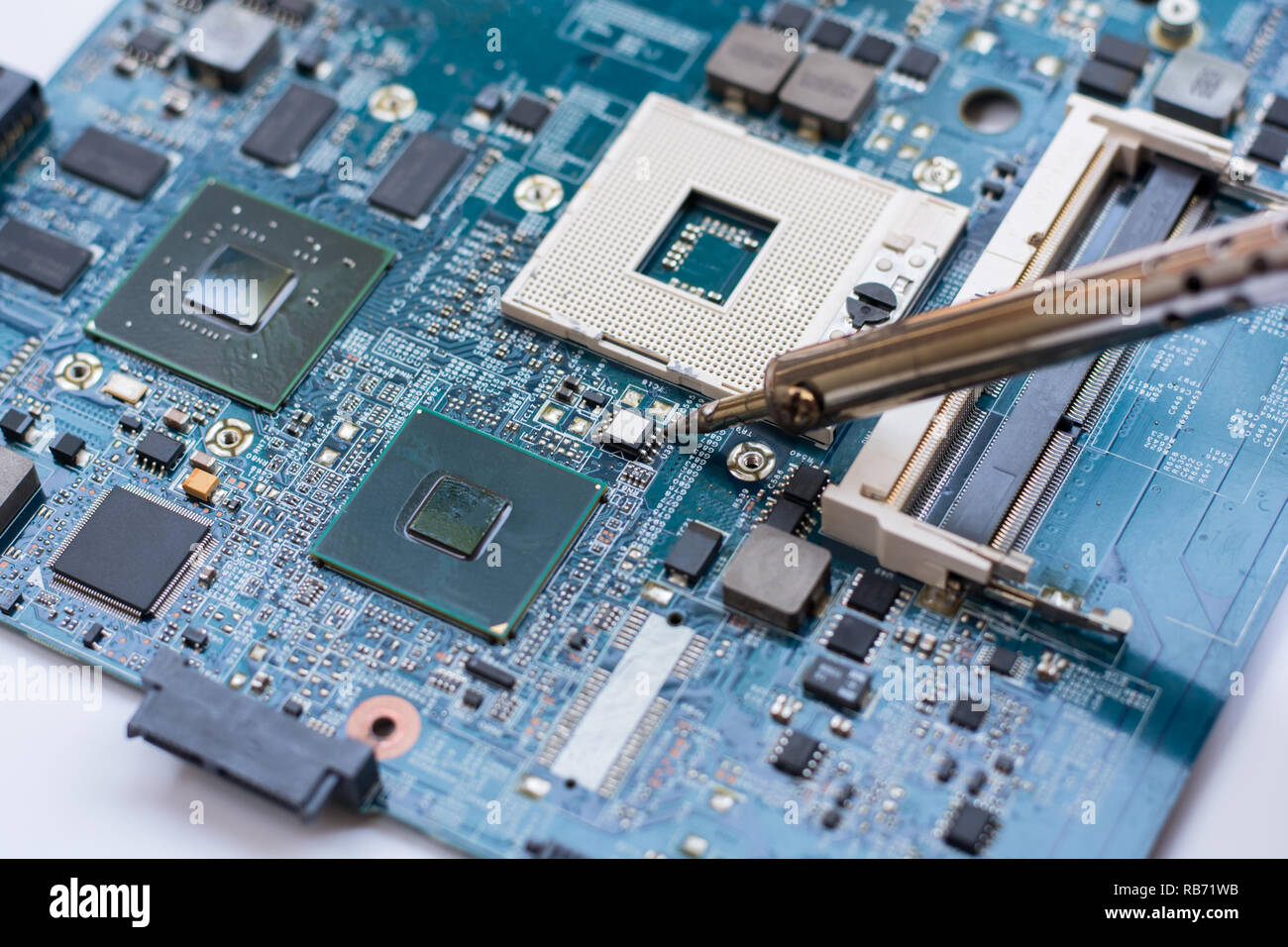 Reparatur von elektronischen Geräten, Zinn Löten Teile Stockfoto
