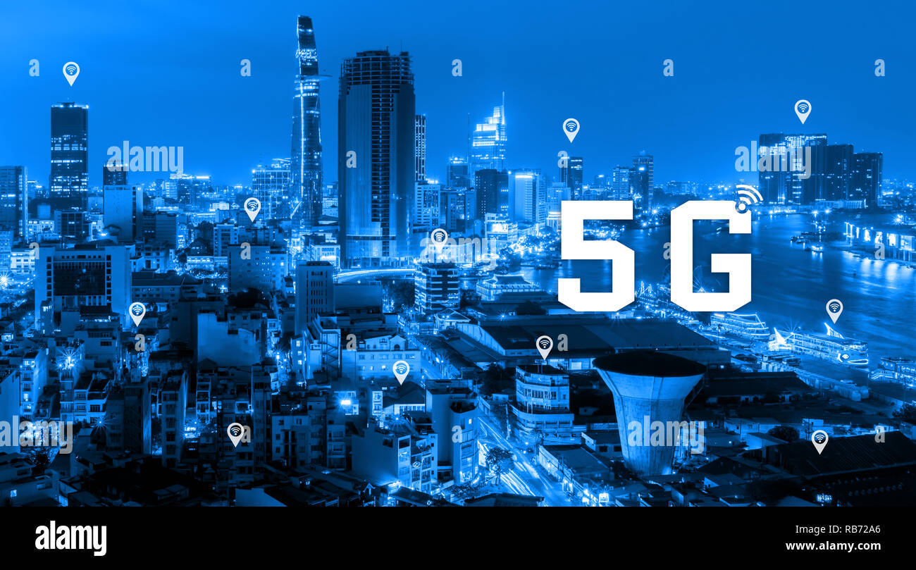 5G-Netzwerk drahtlose Systeme und Internet der Dinge (Iot), Digitale smart City- und Kommunikationsnetzwerk. Sehr schnelles Verbinden globale drahtlose Geräte. Ato Stockfoto