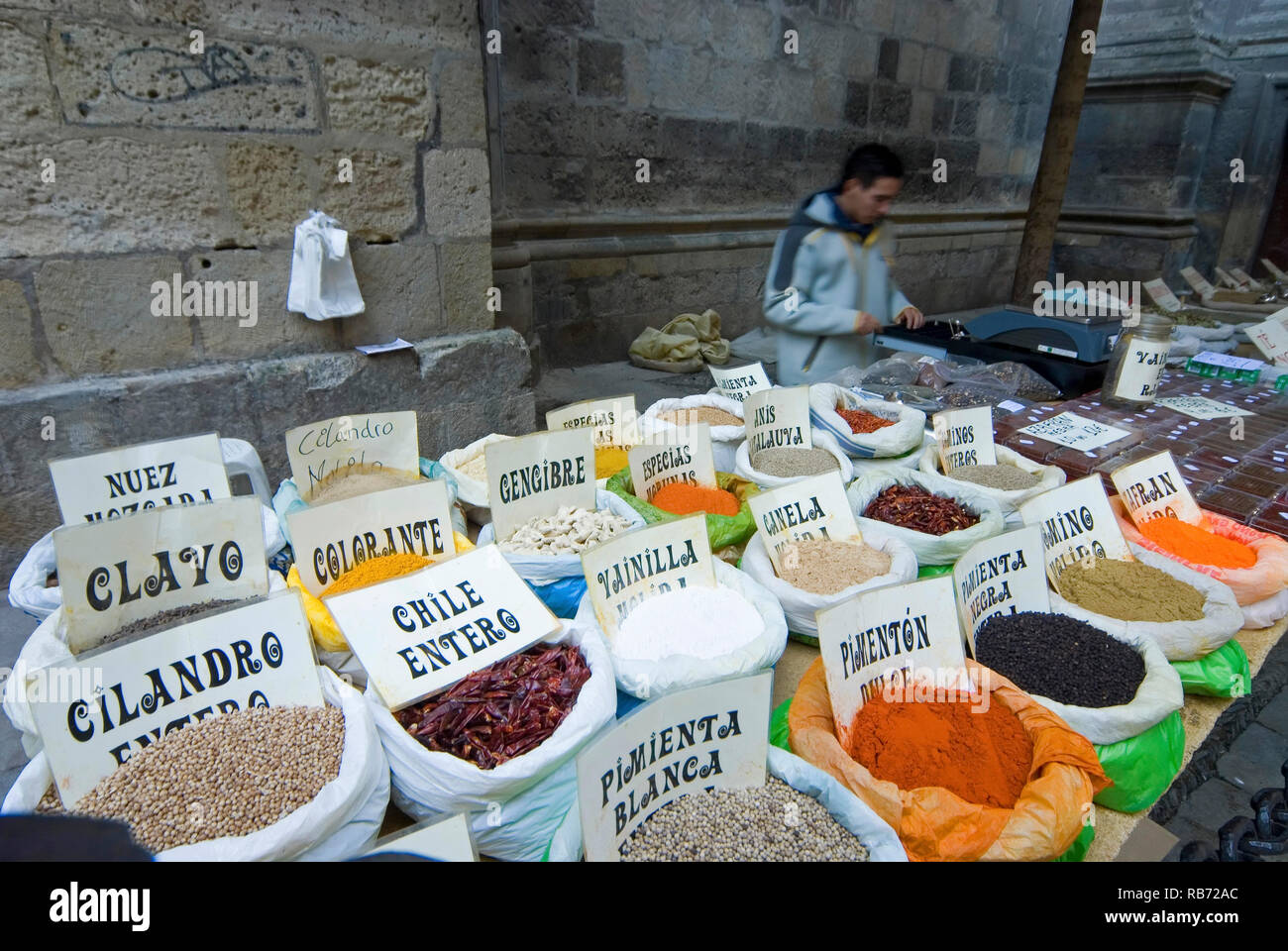 Kräuter auf dem Markt von Granada, Spanien Stockfoto