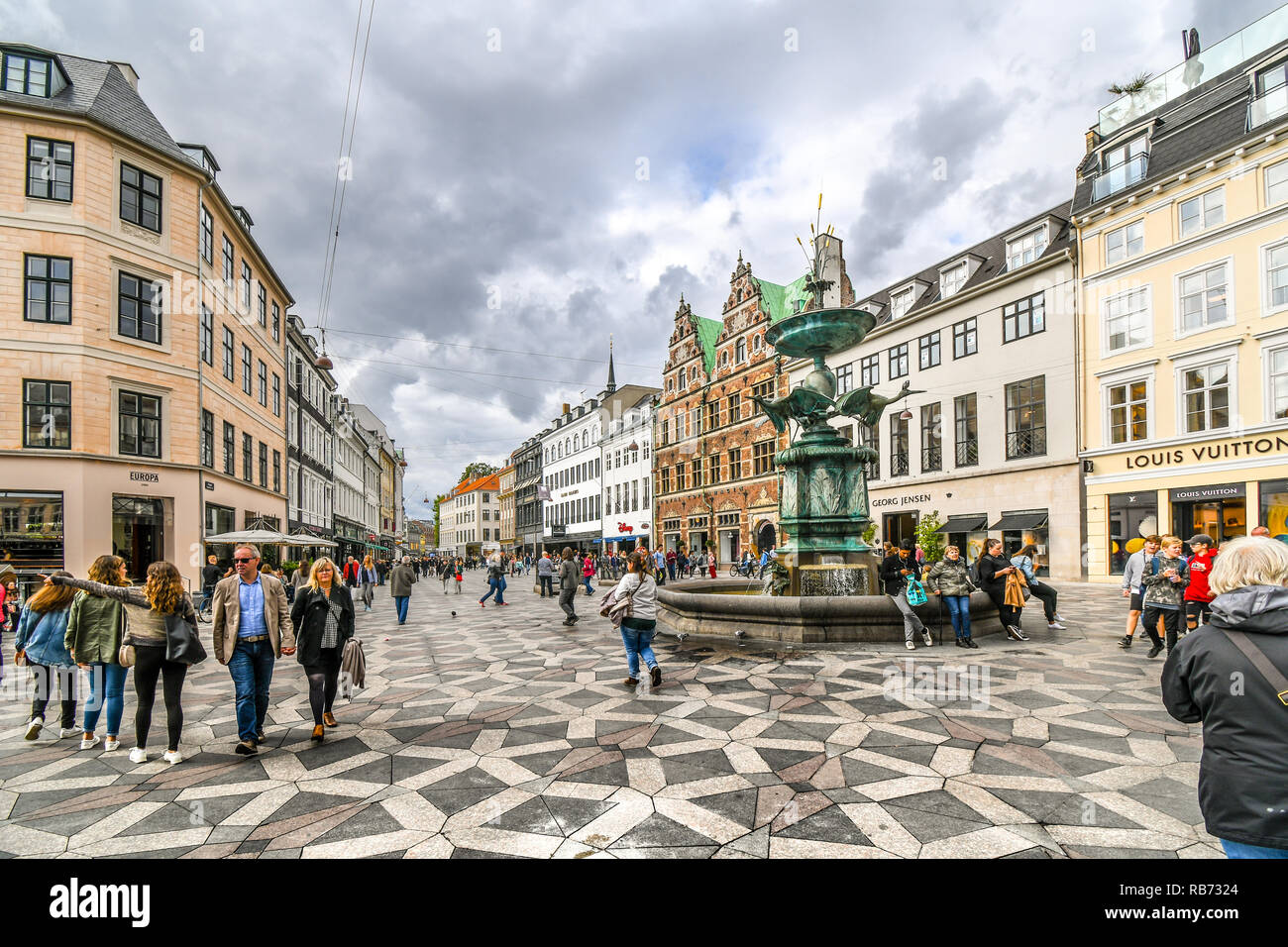 Touristen wandern der Stroget Einkaufsstraße in der Nähe der Storch Brunnen, die längste Fußgängerzone der Welt, in Kopenhagen, Dänemark. Stockfoto