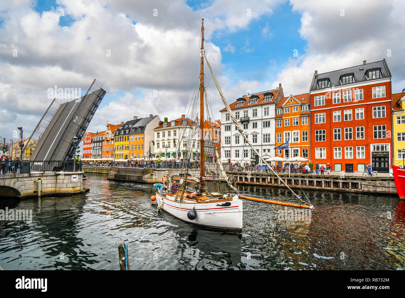 Der nyhavn Brücke öffnet ein kleines Segelboot durch den Kanal in der Waterfront Touristengebiet von Nyhavn in Kopenhagen, Dänemark. Stockfoto