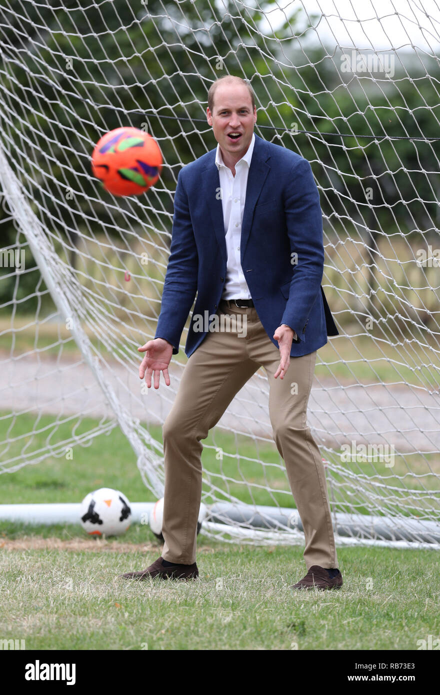 Kensington Palace am 13. Juli 2017 der Herzog von Cambridge, Präsident des Fußball-Verbandes spielt im Ziel, wie er in der England Frauen Fußball Team verbindet. Stockfoto