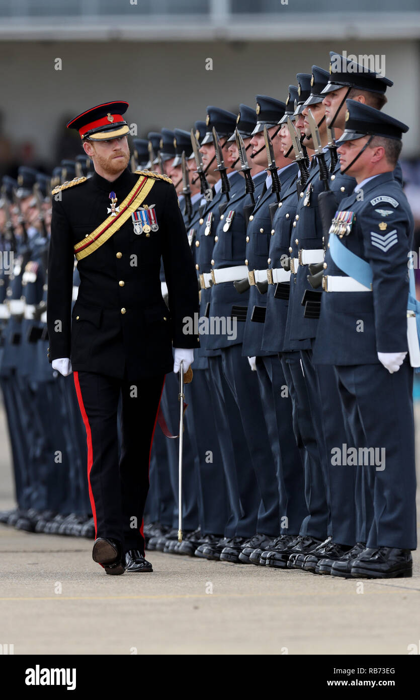 Prinz Harry inspiziert die Guard, als er die RAF Regiment präsentiert mit der neuen Königin Farben im Namen Ihrer Majestät während ein trommelfell Festakts Stockfoto