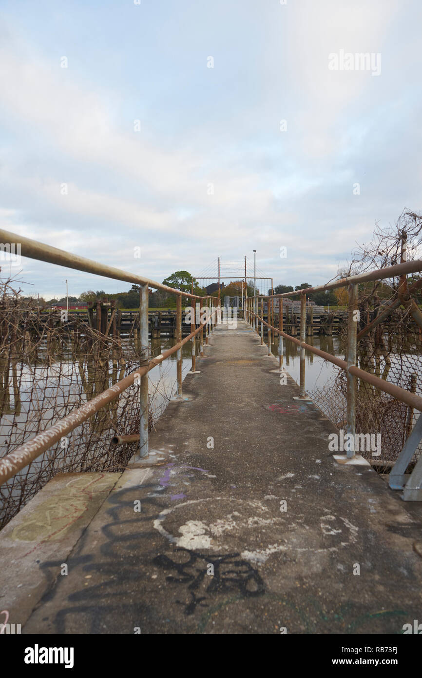 Verlassenen, alten Gehweg über den Mississippi River. Stockfoto