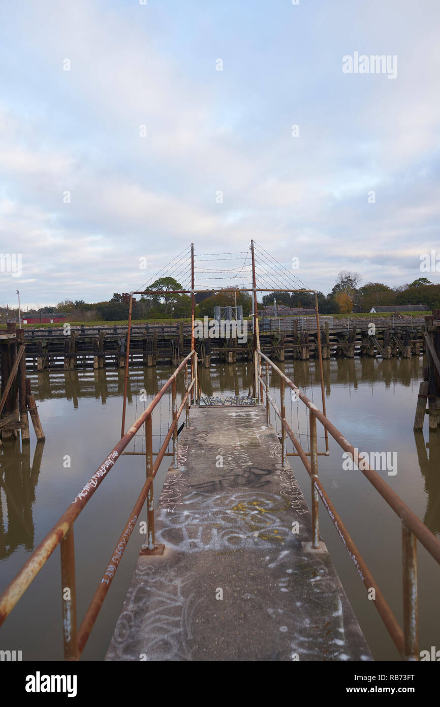 Verlassenen, alten Gehweg über den Mississippi River. Stockfoto