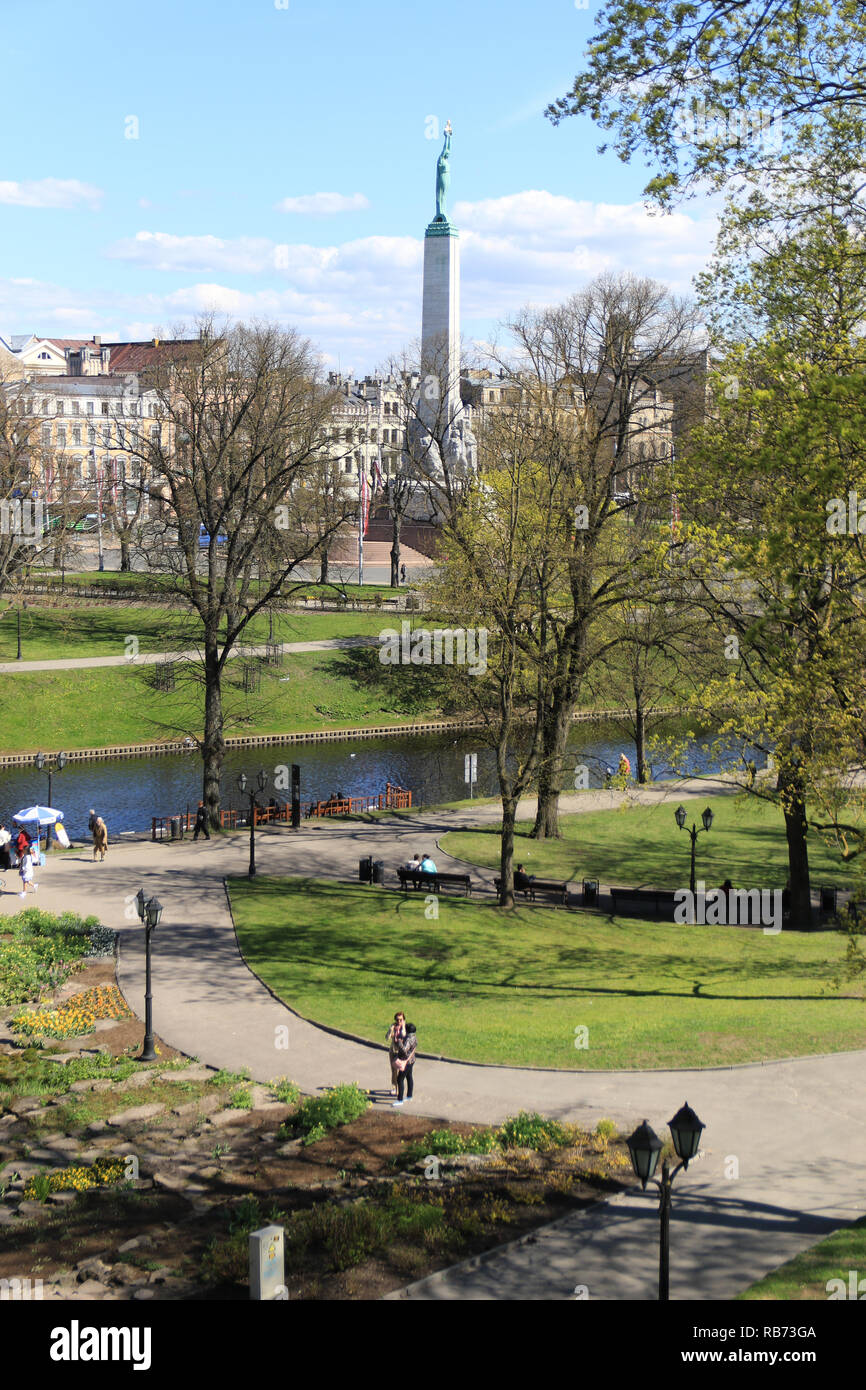 Bastionsberget Bastejkalns ('') ist ein Park in Riga. In der Ferne das Freiheitsdenkmal, das ist ein Denkmal in Riga, Lettland, ehrt Soldaten getötet während der Lettischen Unabhängigkeit (1918 - 1920). Stockfoto