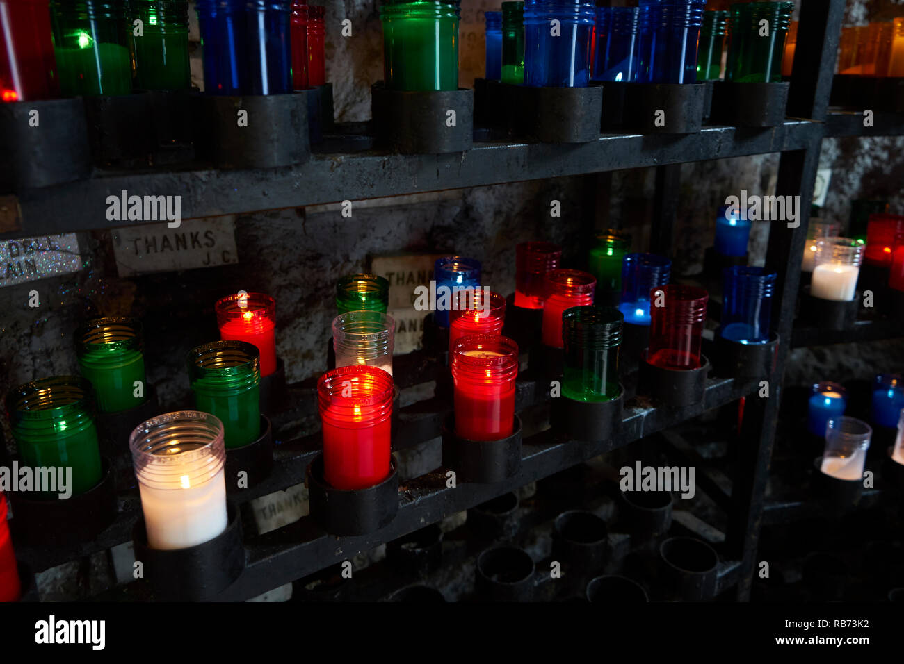 Kerzen in der Marianischen Grotte, Unserer Lieben Frau von Guadalupe Kapelle, New Orleans, Louisiana. Stockfoto