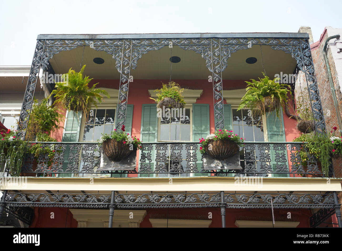 Zweite Geschichte überdachten Balkon, French Quarter, New Orleans, Louisiana. Stockfoto